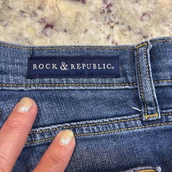 💋Rock & Republic Women’s Hula mid rise frayed medium wash jean shorts Size 4 - Picture 6 of 9
